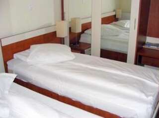 Отель Hotel Sym Плоешти Двухместный номер с 1 кроватью или 2 отдельными кроватями-6